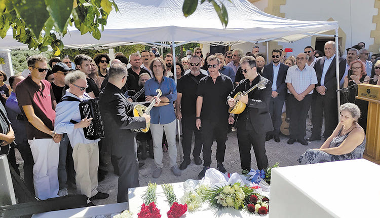 Ο Δημήτρης Μπάσης συγκλόνισε με τη μοναδική ερμηνεία τραγουδιών του Μίκη συνοδεία μελών της ορχήστρας “Μίκης Θεοδωράκης”