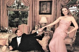 O Στερν με τη σύζυγό του και τα κυκλαδίτικα ειδώλια