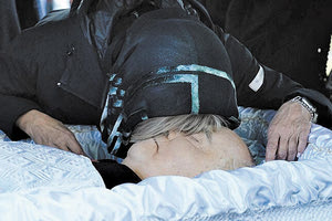 Τον γύρο του κόσμου κάνει το φωτογραφικό στιγμιότυπο με την κόρη του Μιχαήλ Γκορμπατσόφ, Ιρίνα, να δίνει στον πατέρα της τον τελευταίο ασπασμό, πριν από τον μεγάλο αποχωρισμό.