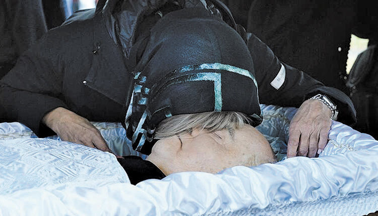 Τον γύρο του κόσμου κάνει το φωτογραφικό στιγμιότυπο με την κόρη του Μιχαήλ Γκορμπατσόφ, Ιρίνα, να δίνει στον πατέρα της τον τελευταίο ασπασμό, πριν από τον μεγάλο αποχωρισμό.