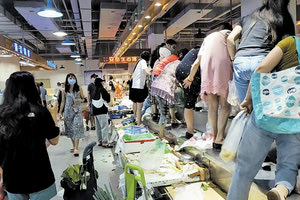 Mε μόλις 157 επιβεβαιωμένα κρούσματα της νόσου Covid, 21 εκατομμύρια κάτοικοι της κινεζικής πόλης Chengdu έχουν τεθεί σε καραντίνα ύστερα από απόφαση των κινεζικών Αρχών, ενώ τα βίντεο που μεταδίδουν τα διεθνή ΜΜΕ δείχνουν εικόνες απελπισίας, χάους και πανικού που παραπέμπουν σε εμπόλεμες καταστάσεις.