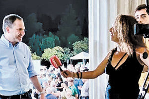 Όπως ήταν λογικό, το διήμερο που προηγήθηκε της Κυριακής  είχε χρώμα ΠΑΣΟΚ. Και τα στελέχη της παράταξης, που βλέπουν μια προοπτική ανάκαμψης στο κόμμα, είχαν κάθε λόγο να είναι χαρούμενα. Μεταξύ αυτών και ο Φραγκίσκος Λαμπρινός