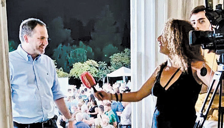 Όπως ήταν λογικό, το διήμερο που προηγήθηκε της Κυριακής  είχε χρώμα ΠΑΣΟΚ. Και τα στελέχη της παράταξης, που βλέπουν μια προοπτική ανάκαμψης στο κόμμα, είχαν κάθε λόγο να είναι χαρούμενα. Μεταξύ αυτών και ο Φραγκίσκος Λαμπρινός
