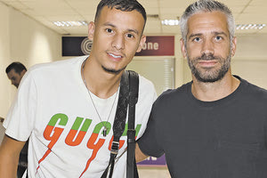 Ο Ζερκάν στο αεροδρόμιο με τον Σάββα Τσαμπούρη