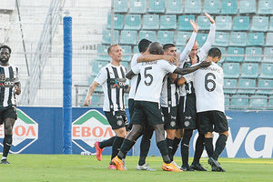 Ο Διαμαντής πανηγυρίζει με τους συμπαίκτες του το γκολ που έδωσε τη νίκη στον ΟΦΗ