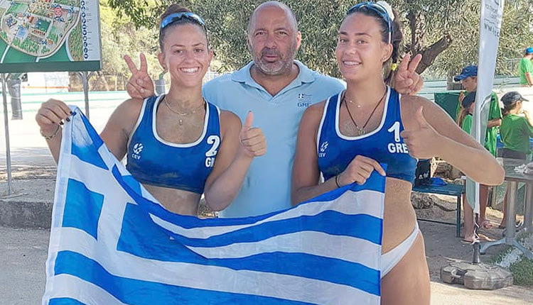 Οι Φετφατζή και Κοντζεδάκη με τον προπονητή τους  κ. Προύφα