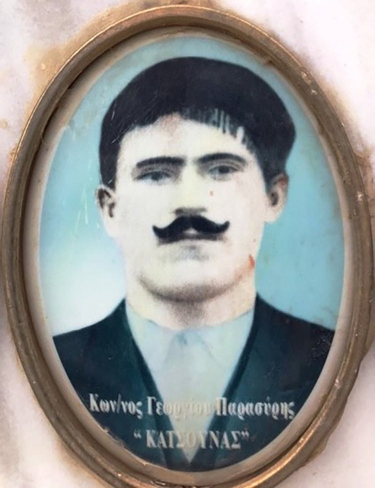  Ο Κωνσταντίνος Γεωργίου Παρασύρης ή Κάτσουνας, 31 ετών. Εκτελέστηκε στις 20 Αυγούστου 1944 στο «Ρυάκι του Πετρά», αφήνοντας ένα παιδί ορφανό και τη γυναίκα του Κατίκα έγκυο στο δεύτερό τους παιδί