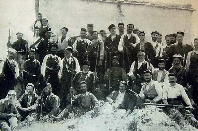 ΦΩΤΟΗΜΕΡΑΣ: Κρήτες επαναστάτες το 1897 στο Ακρωτήρι.
