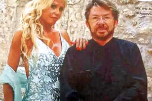 Αυτά είναι! Ο Νίκος Χορταρέας ξαναφόρεσε τα ράσα. Το γνωστό μέντιουμ και ιερέας συλλειτούργησε σε γάμο στην Κρήτη στον οποίο ήταν καλεσμένος της κόρης του τραγουδιστή Γιάννη Φλωρινιώτη, Αννούλας Φλωρινιώτη. Ο γάμος έγινε στο χωριό Κουρνάς στα Χανιά.