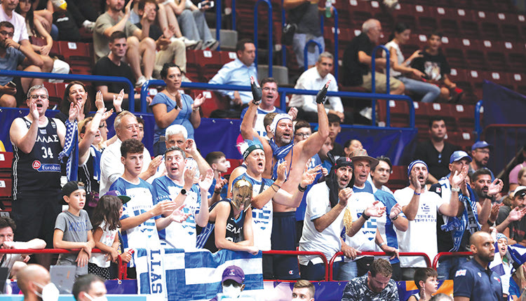 Κλέβουν την παράσταση οι Πελαργοί