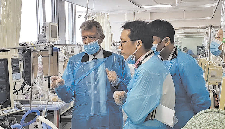 Με συναδέλφους του σε ΜΕΘ στη Νότια Κορέα 