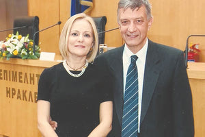 Ο καθηγητής κ. Γεωργόπουλος με τη σύζυγό του, διευθύντρια της Πνευμονολογικής Κλινικής του ΠΑΓΝΗ, Ιωάννα Μητρούσκα, όταν βραβεύτηκε με το βραβείο “Πηχωρίδη”