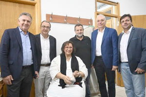 ΣΤΗ ΣΥΝΑΥΛΙΑ-ΑΦΙΕΡΩΜΑ ΣΤΟΝ ΜΙΚΗ Χιλιάδες πολίτες στο πληγωμένο Αρκαλοχώρι χειροκρότησαν τη Μ. Φαραντούρη και τον Μ. Μητσιά