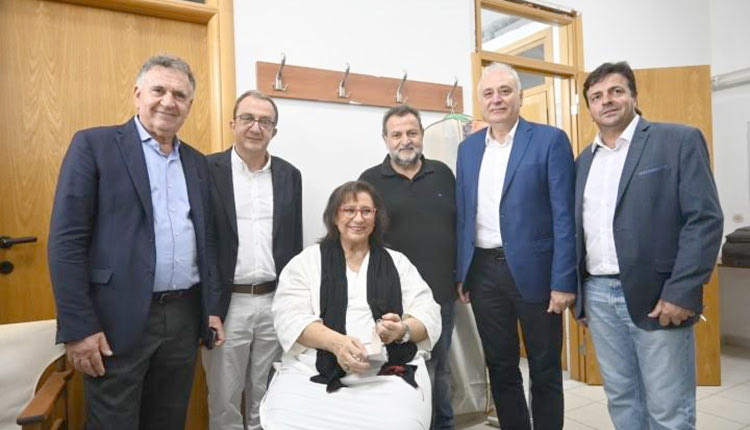 ΣΤΗ ΣΥΝΑΥΛΙΑ-ΑΦΙΕΡΩΜΑ ΣΤΟΝ ΜΙΚΗ Χιλιάδες πολίτες στο πληγωμένο Αρκαλοχώρι χειροκρότησαν τη Μ. Φαραντούρη και τον Μ. Μητσιά