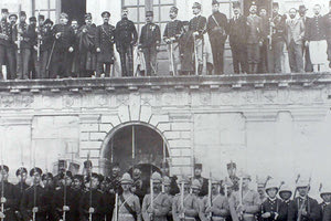 ΦΩΤΟΗΜΕΡΑΣ: Ρώσοι, Βρετανοί (Σκωτσέζοι), Ιταλοί και πίσω τους, Γάλλοι. Τμήματα των ξένων δυνάμεων (1896-1899), σε αναμνηστική φωτογραφία μπροστά από το νεόδμητο νοσοκομείο Χανίων, το οποίο τελικά έγινε δημόσιο κτήριο, αρχικά δικαστήρια.