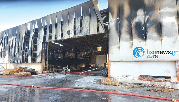 Εμπρησμός η καταστροφική φωτιά στη βιοτεχνία ξυλείας 