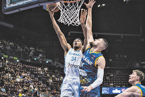 Toν... εκνεύρισαν οι Ουκρανοί στο πρώτο ημίχρονο και στο δεύτερο ο Γιάννης με ρεκόρ πόντων έδωσε τη νίκη στην Εθνική μας