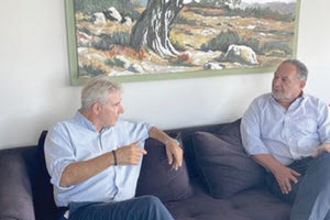 Μέσα στο επόμενο 15νθήμερο αναμένεται να δοθεί ξανά στην κυκλοφορία ο κεντρικός δρόμος της Μεσσαράς καθώς προχωρούν με πυρετώδεις ρυθμούς οι εργασίες για την αποκατάσταση του. Αυτό προκύπτει από τη συνάντηση που είχε χθες  ο Διευθύνων Σύμβουλος του Οργανισμού Ανάπτυξης Κρήτης Άρης Παπαδογιάννης,  στα γραφεία της Περιφερειακής Ένωσης Δήμων (ΠΕΔ) Κρήτης με τον Προέδρό της Γιάννη Κουράκη.