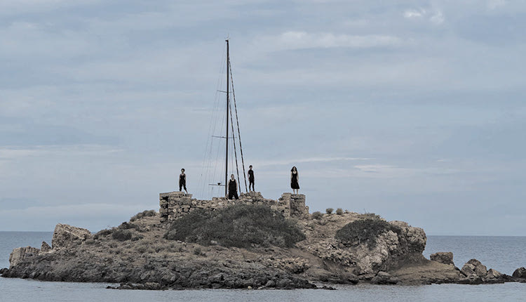 ΜΕ ΑΦΟΡΜΗ ΤΑ ΛΟΙΜΟΚΑΘΑΡΤΗΡΙΑ ΠΟΥ ΣΤΗΘΗΚΑΝ ΓΙΑ ΤΟΥΣ ΜΙΚΡΑΣΙΑΤΕΣ ΠΡΟΣΦΥΓΕΣ Μια παράσταση εν πλω από Πλάκα σε Σπιναλόγκα