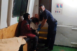 Οι λιμενικοί βοήθησαν στην αποβίβαση των προσφύγων