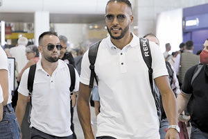 Ελ Αραμπί και Βαλμπουενά στην αναχώρηση του Ολυμπιακού