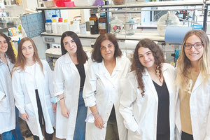 Η ομάδα της Δρ. Κέλλυ Βελώνια