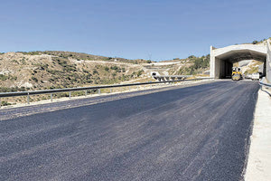 Κανονικά φαίνεται να πέφτουν τα ασφαλτικά στον δρόμο της Μεσσαρά