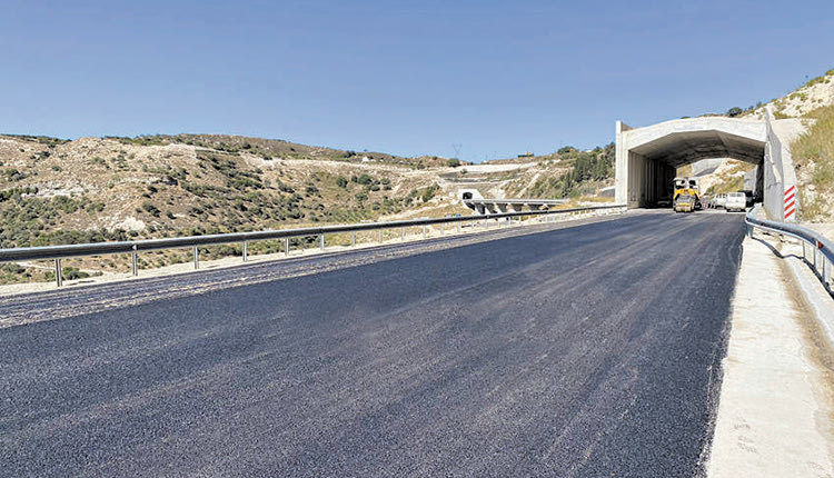 Κανονικά φαίνεται να πέφτουν τα ασφαλτικά στον δρόμο της Μεσσαρά