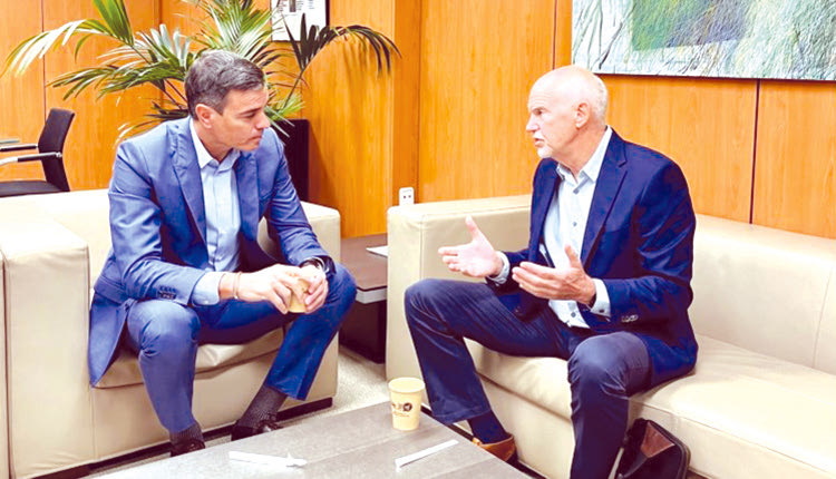 Ο πρώην πρωθυπουργός και πρόεδρος της Σοσιαλιστικής Διεθνούς, Γιώργος Α. Παπανδρέου, συναντήθηκε στη Μαδρίτη με τον πρωθυπουργό της Ισπανίας και πρόεδρο του PSOE, Πέδρο Σάντσεθ