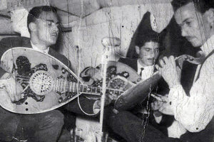 ΦΩΤΟΗΜΕΡΑΣ: 1962, σε κρητικό κέντρο. Ο Νίκος και ο Γιάννης Ξυλούρης μαζί.