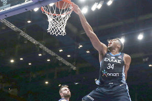 Ελαφρύ διάστρεμμα υπέστη ο Γιάννης Αντετοκούνμπο