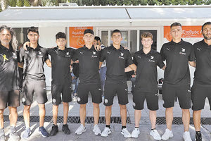 Ποδοσφαιριστές της Κ-17 του ΟΦΗ με τους κ. Κωφίδη και Δερμιτζάκη στη χθεσινή αιμοδοσία