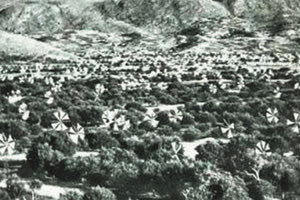 ΦΩΤΟΗΜΕΡΑΣ: Το Οροπέδιο του Λασιθίου σε μια μοναδική φωτογραφία που τράβηξε το 1957 ο Clude Derreun. Φαίνεται ξεκάθαρα το πόσοι ανεμόμυλοι υπήρχαν - όχι άδικα το Οροπέδιο είναι το πρώτο αιολικό πάρκο στην ιστορία!