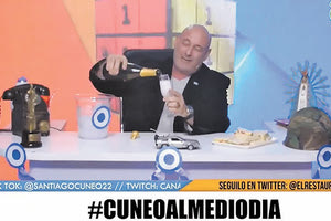 Υπάρχουν κι αυτοί! Παρουσιαστής στην Αργεντινή «γιόρτασε» τον θάνατο της βασίλισσας Ελισάβετ με αποτέλεσμα να ξεσηκωθούν αντιδράσεις. Μάλιστα, ο Σαντιάγο Κουνέο άνοιξε σαμπάνια στο στούντιο.