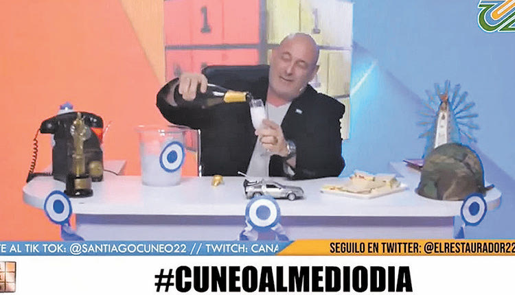 Υπάρχουν κι αυτοί! Παρουσιαστής στην Αργεντινή «γιόρτασε» τον θάνατο της βασίλισσας Ελισάβετ με αποτέλεσμα να ξεσηκωθούν αντιδράσεις. Μάλιστα, ο Σαντιάγο Κουνέο άνοιξε σαμπάνια στο στούντιο.