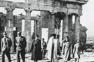 Η μοναδική φορά που βρέθηκε στην Αθήνα ήταν το 1950, όταν ήταν ακόμη πριγκίπισσα, δηλαδή δύο χρόνια πριν ανέβει στον θρόνο του Ηνωμένου Βασιλείου.