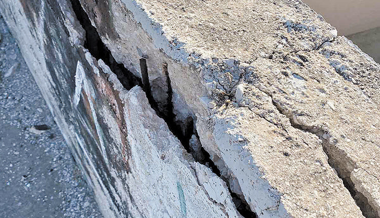 Σήμα κινδύνου για το επικίνδυνο  στηθαίο στην οδό Ευρυτανίας