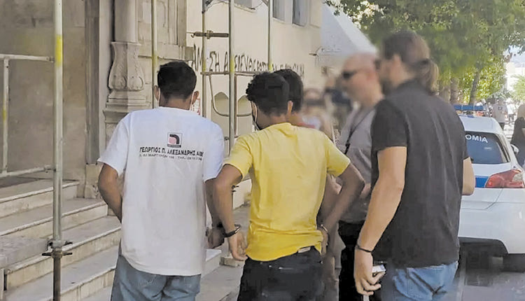 Ελεύθεροι μετά την απολογία τους οι ανήλικοι (φωτο από Cretalive.gr)