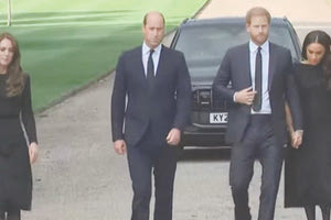 Τους ένωσε πάλι η γιαγιά τους. Ο πρίγκιπας Χάρι και η σύζυγός του Μέγκαν εθεάθησαν μαζί με τον πρίγκιπα Γουίλιαμ και τη σύζυγό του Κέιτ να βλέπουν τα αφιερώματα και λουλούδια που άφησαν έξω από το κάστρο του Γουίνδσορ οι πολίτες για τον θάνατο της βασίλισσας Ελισάβετ.