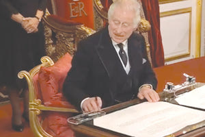 vΟ Κάρολος Γ’ μπορεί να υπέγραψε το μεσημέρι του Σαββάτου τη Διακήρυξη της Διαδοχής με την οποία έγινε και επίσημα ο νέος βασιλιάς του Ηνωμένου Βασιλείου, μετά τον θάνατο της Ελισάβετ αλλά ξεκίνησε με νεύρα!