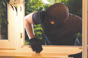 Σκαρφάλωναν σε στύλους της ΔΕΗ οι δράστες