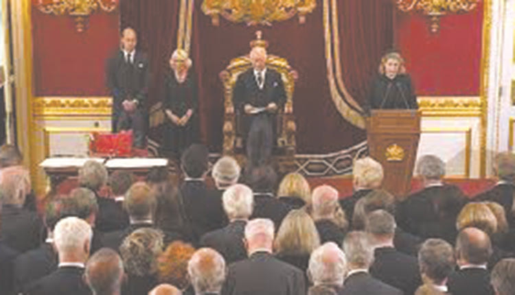 Επίσημα ανακηρύχθηκε βασιλιάς ο Κάρολος