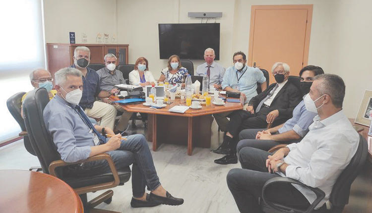 Δεν αφήνει τίποτα στην τύχη ο νέος διοικητής της ΥΠΕ Κρήτης. Χθες είχε εφ' όλης της ύλης, συνάντηση με τις Διοικήσεις των Υγειονομικών Μονάδων της Περιφέρειας, ήρθε η ώρα να αποκατασταθούν οι καλές σχέσεις που μόνο προσθετικά μπορούν να λειτουργήσουν στο ΕΣΥ.