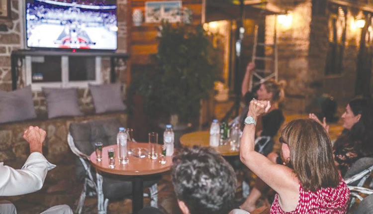 Η Πρόεδρος της Δημοκρατίας πανηγύρισε με την ψυχή της τη νίκη και την πρόκριση της ελληνικής ομάδας στους «8» της διοργάνωσης, βλέποντας τον αγώνα στην Χάλκη.