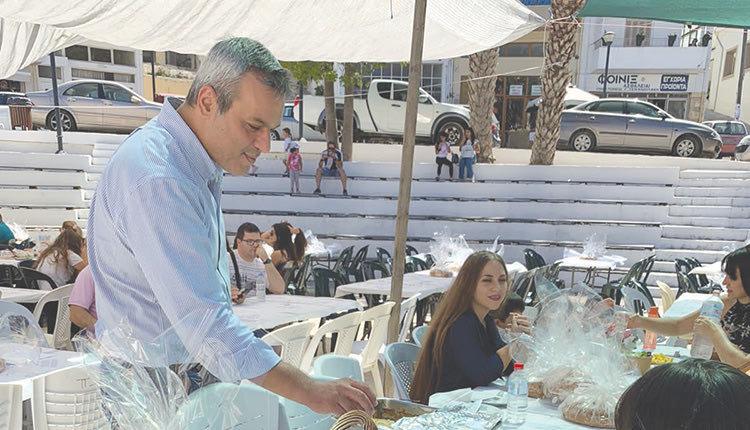 Στην εκδήλωση - θεσμό για τον Κρουσώνα, την «Γιορτή Μήλου 2022» που πραγματοποιήθηκε την Κυριακή στην πλατεία Αγίας Τριάδας, παρευρέθηκε ο Βουλευτής Ηρακλείου Χάρης Μαμουλάκης. Ο Χάρης Μαμουλά