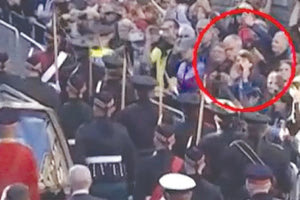 Ο πρίγκιπας Άντριου δέχθηκε χθες  φραστική επίθεση κατά τη διάρκεια της πομπής που ακολουθούσε το φέρετρο της βασίλισσας Ελισάβετ Β' στο Εδιμβούργο.