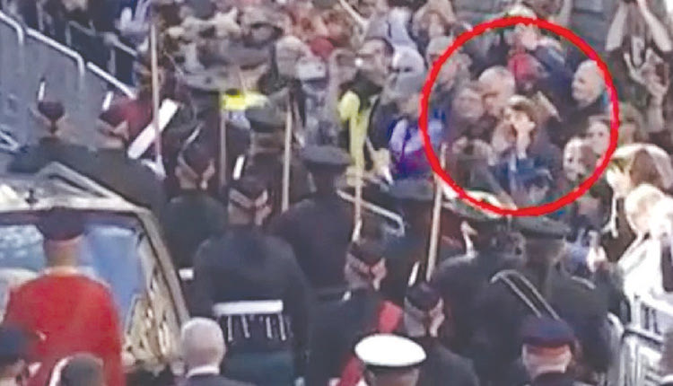 Ο πρίγκιπας Άντριου δέχθηκε χθες  φραστική επίθεση κατά τη διάρκεια της πομπής που ακολουθούσε το φέρετρο της βασίλισσας Ελισάβετ Β' στο Εδιμβούργο.