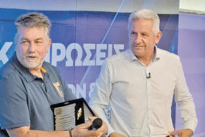 Ο κ. Παπαδάκης βράβευσε τον κ. Πολυζωάκη