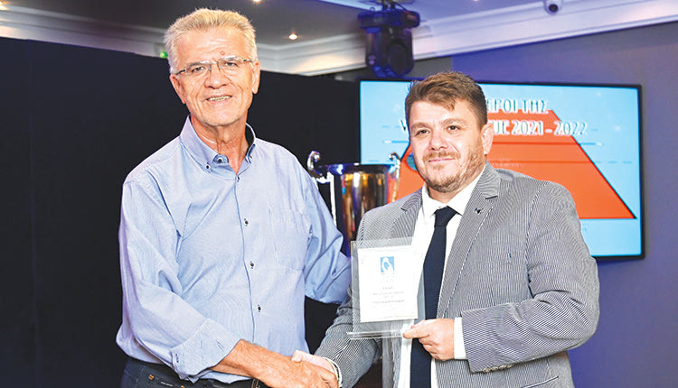 Ο πρόεδρος του ΠΣΑΤ κ. Θεοδωρακόπουλος έδωσε το βραβείο στον υπεύθυνο του  γραφείου Τύπου του ΟΦΗ κ. Κορτσιδάκη