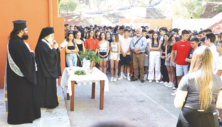 Χωρίς μάσκες και με χαμόγελα έγινε χθες ο αγιασμός στα σχολεία και του Ηρακλείου